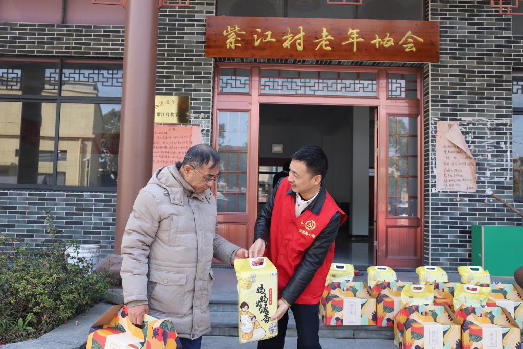 暖春意，敬老情-bat365多年对峙慰问孤寡老人